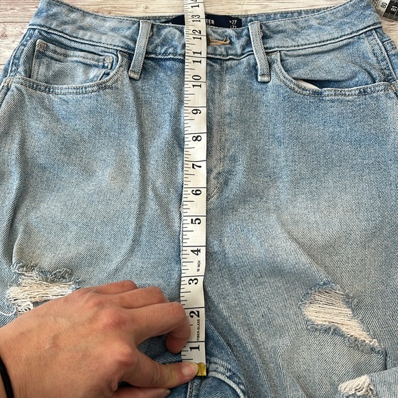 Hollister Curvy Ultra High Rise Mom Jeans Distressed Light Wash Raw Hem - Picture 7 of 9